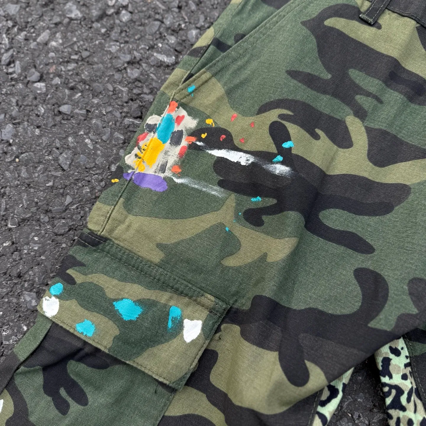 #8208 P260💰 GALLERY DEPT leopard print camouflage splash ink splicing overalls high street retro American casual trousers. Original purchased and patterned to truly restore the ultimate texture of Vintage. The whole splicing is in heavy water washing process. Craftsmen hand splash ink. You can see the details. Three-dimensional cutting version. Loose and comfortable. Not picky on the figure. Makes taller and slimmer. Seiko factory. Original quality control. Same style for men and women. Can be matched with couples. Versatile recommendation. Essential jeans for all seasons Color: Camouflage